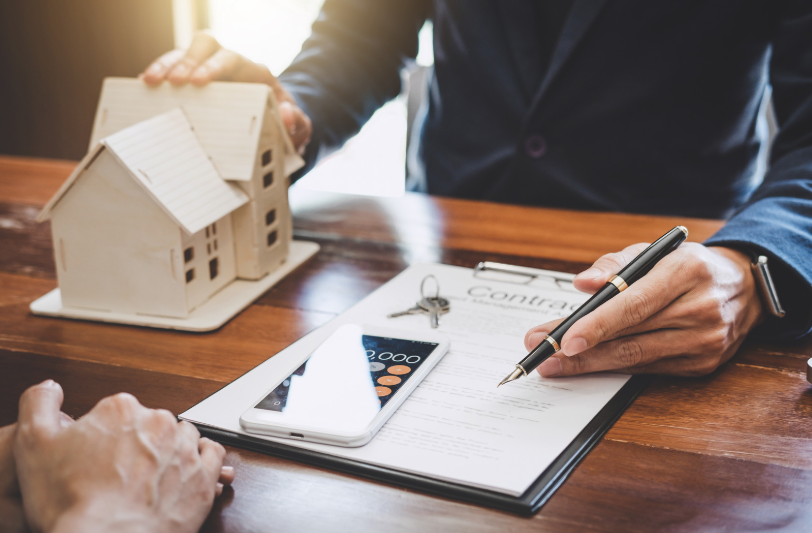 A landlord and tenant discussing a contract, illustrating the actions a landlord must avoid in Texas, including what a landlord cannot do in Texas regarding rent increases or entry without notice.