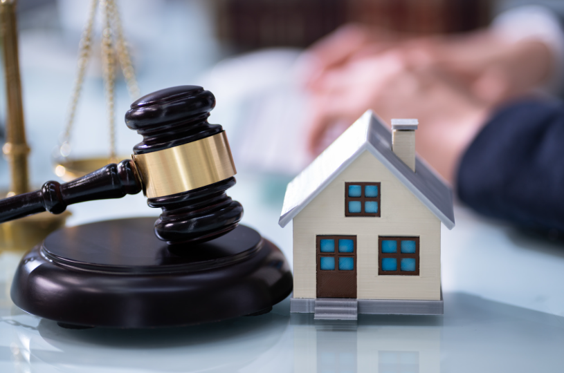 A gavel next to a house symbolizes a legal setting in which unenforceable HOA rules in Texas are addressed. Homeowners may challenge rules in court if they believe those rules go beyond the authority granted by Texas law.